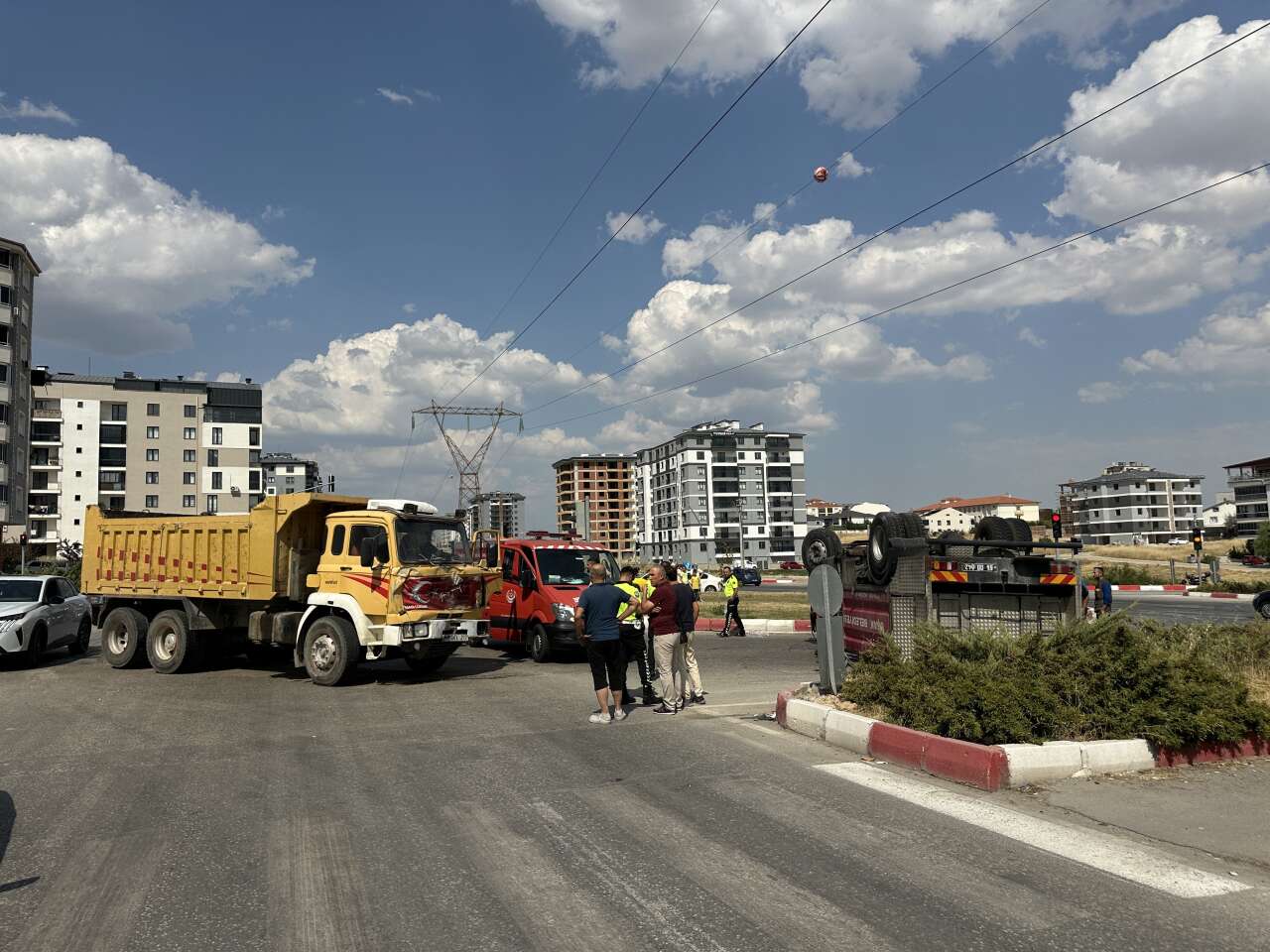 Yangına giden itfaiye aracı kaza yaptı! 2 personel yaralandı 4